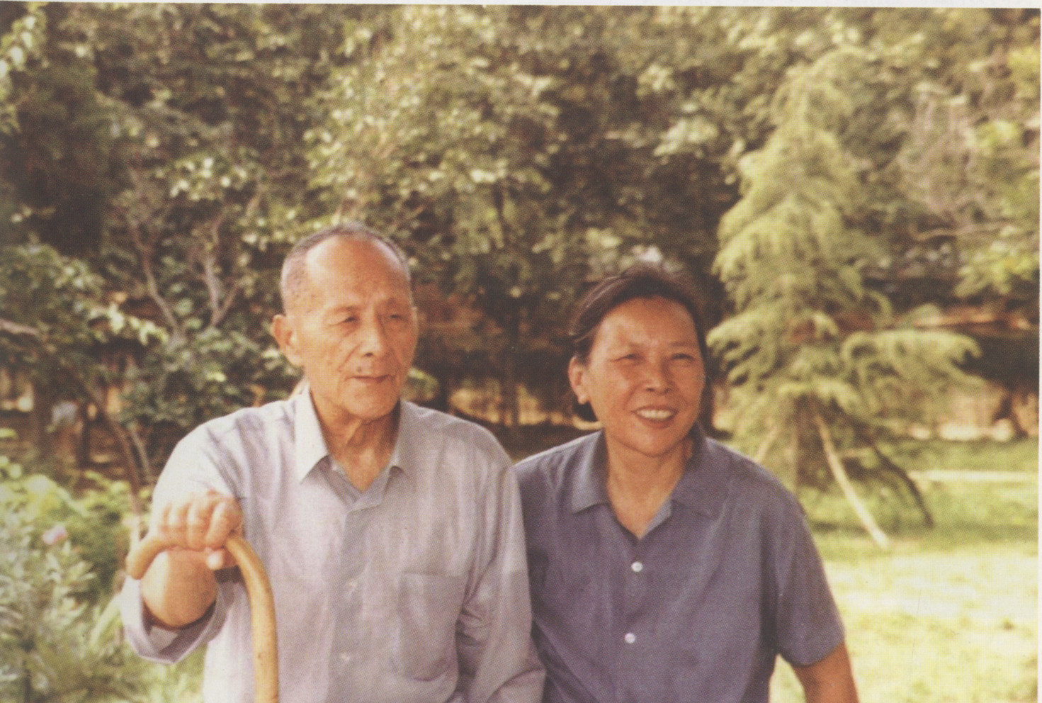 1985年与夫人朱良菊的合影